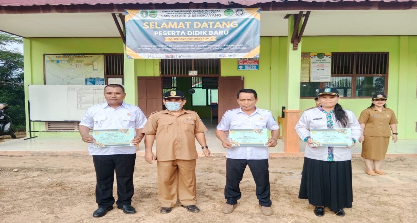 Pemberian Reward Kepada Guru Kategori Kehadiran 100% pada bulan Juli 2024